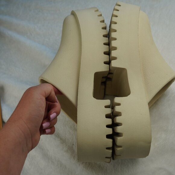 Jeffrey Campbell Cream Platform Clogs Size 10 Y2K Chunky Slip-On Slides‎ - Picture 9 of 11